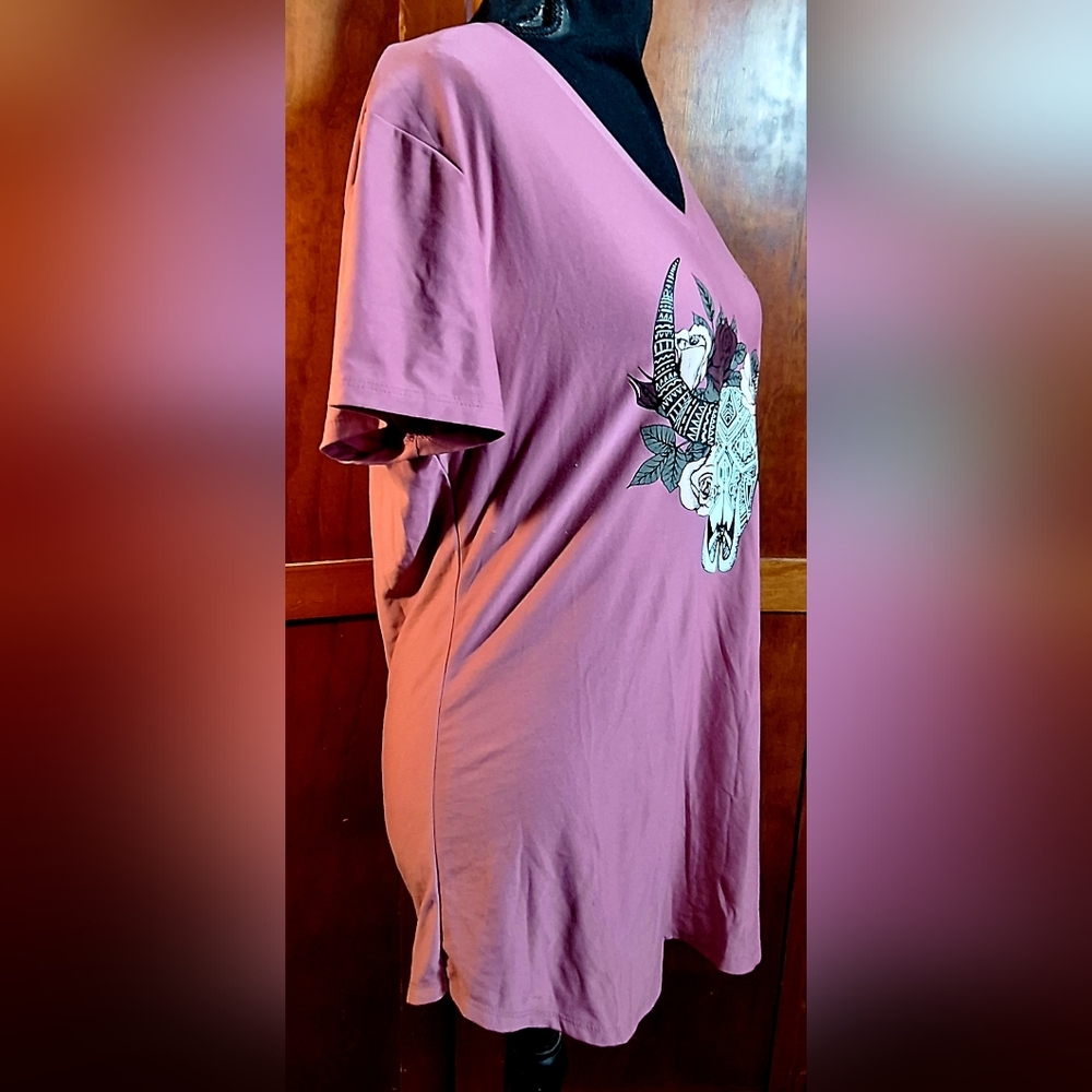 NO BOUNDARIES Mauve Graphic V-Neck Tee - Picture 2 of 5